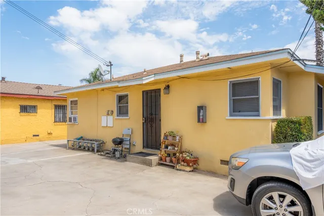a view of a car garage of the house