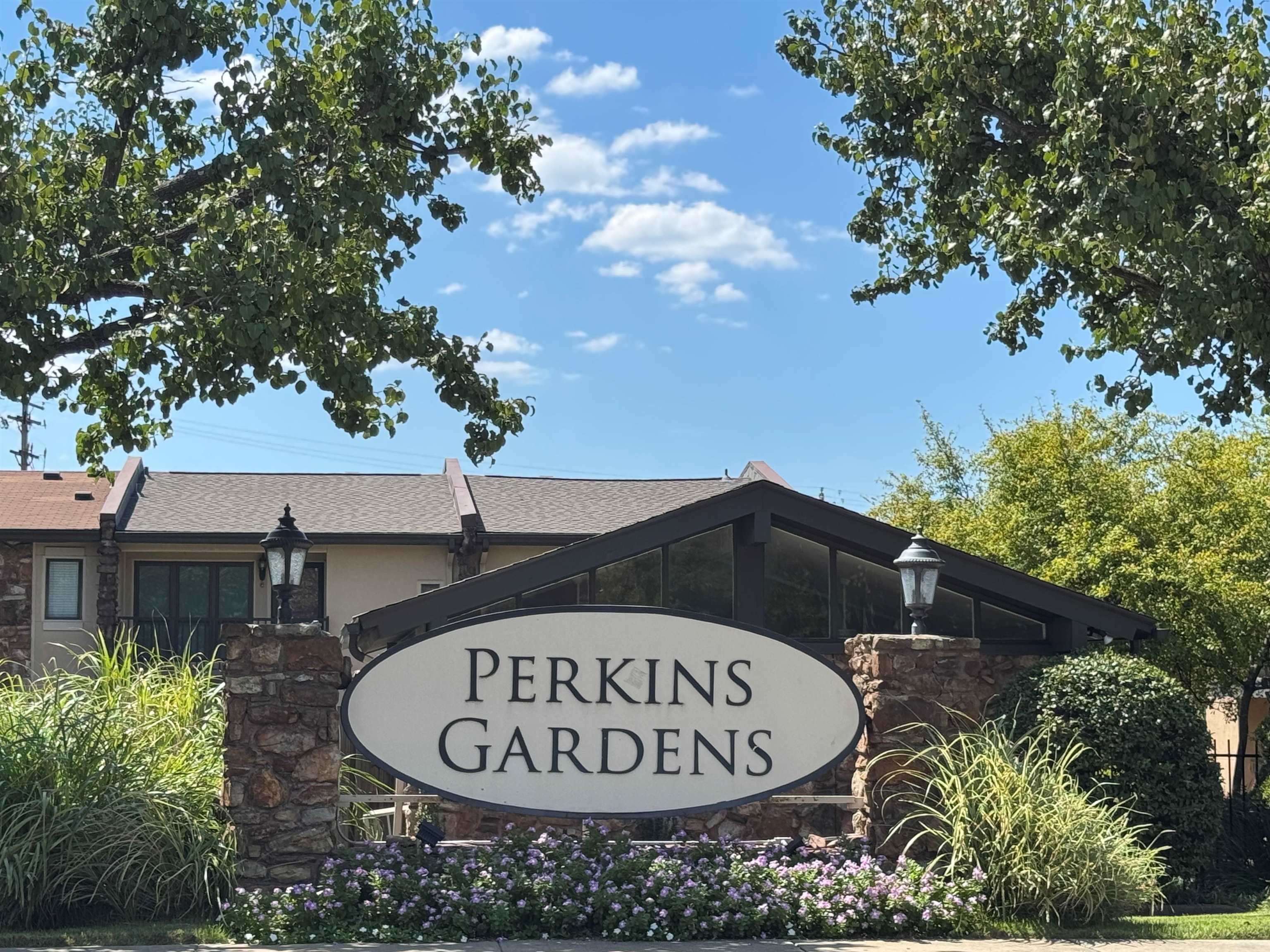 455 South Perkins Road, Unit 3 Memphis, TN 38117 - Photo 2 of 33 a view of outdoor space and yard