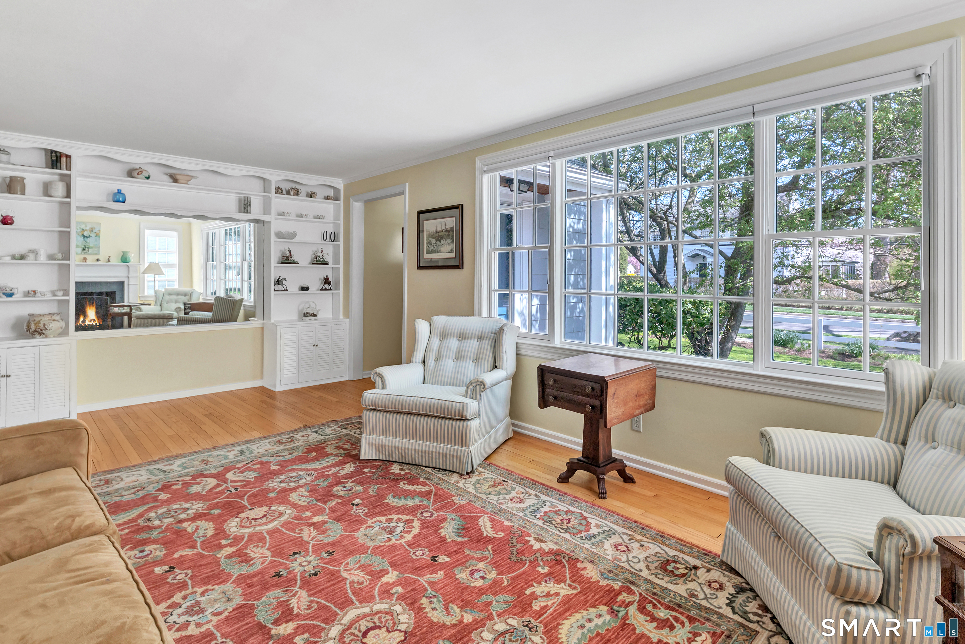 364 Beach Road Fairfield, CT 06824 - Photo 17 of 40 a living room with furniture and a large window