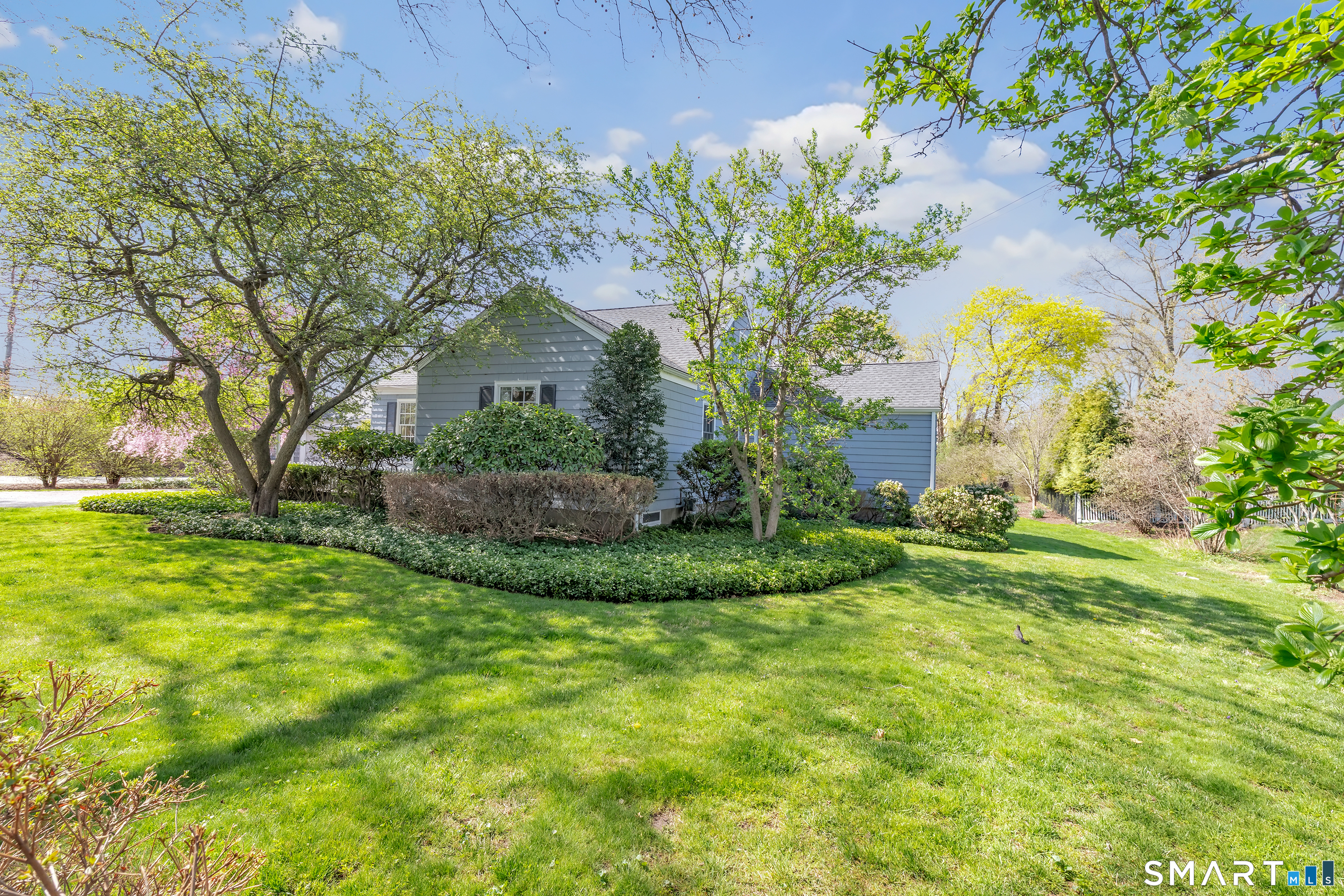 364 Beach Road Fairfield, CT 06824 - Photo 4 of 40 a view of a garden with a house