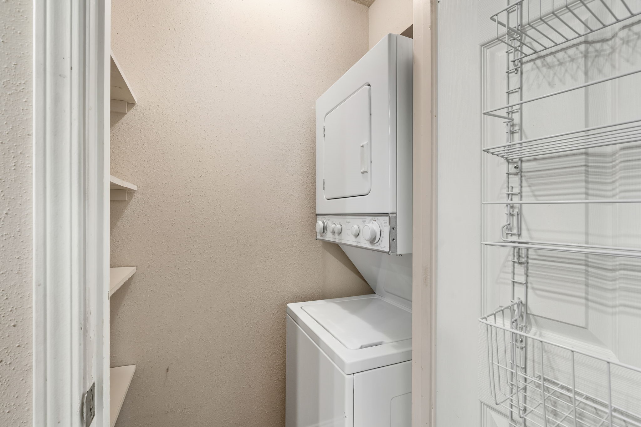 204 Lakeview Terrace, Unit G Conroe, TX 77356 - Photo 17 of 26 a utility room with dryer and washer