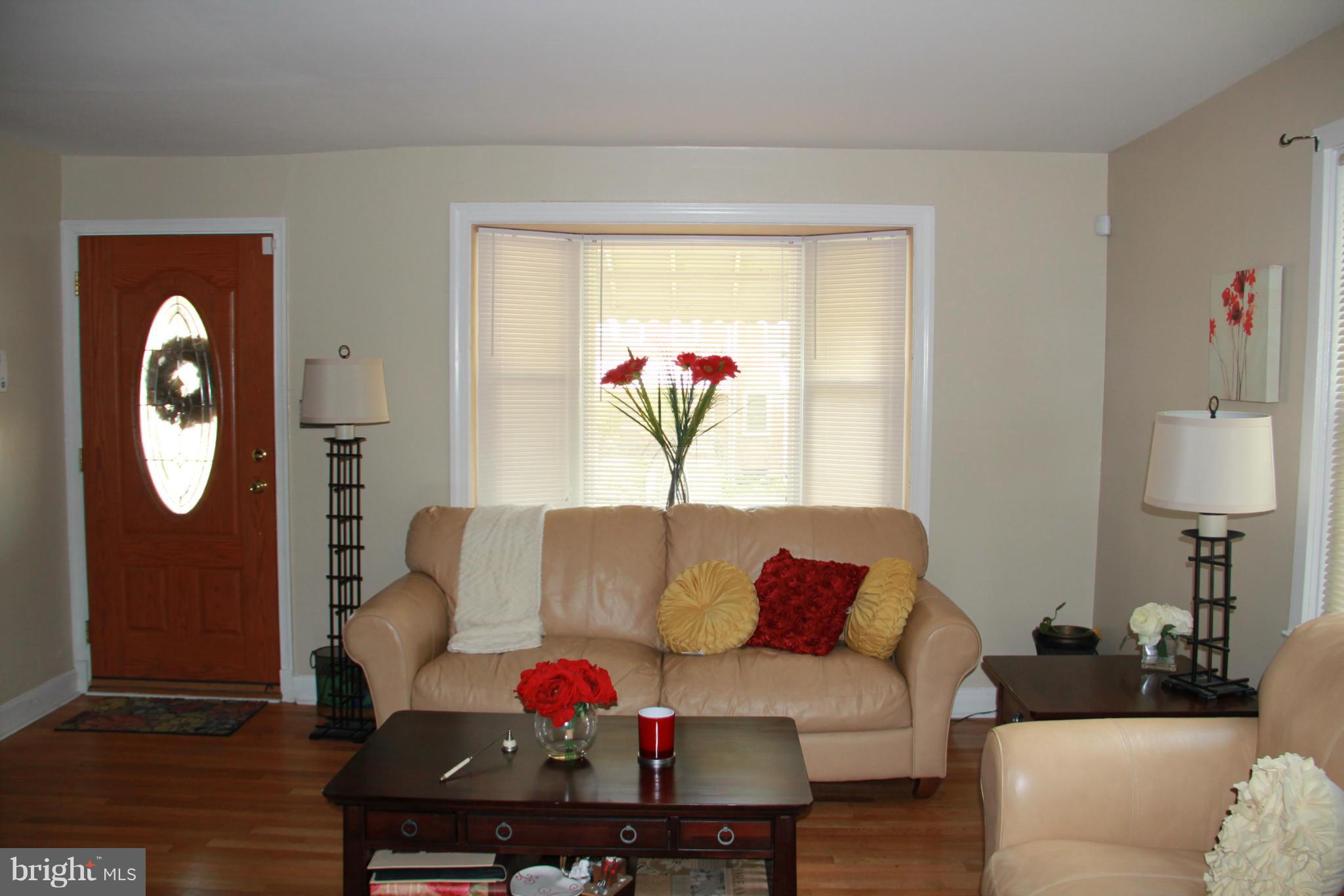 5137 Stafford Road Baltimore, MD 21229 - Photo 4 of 26 Living Room
