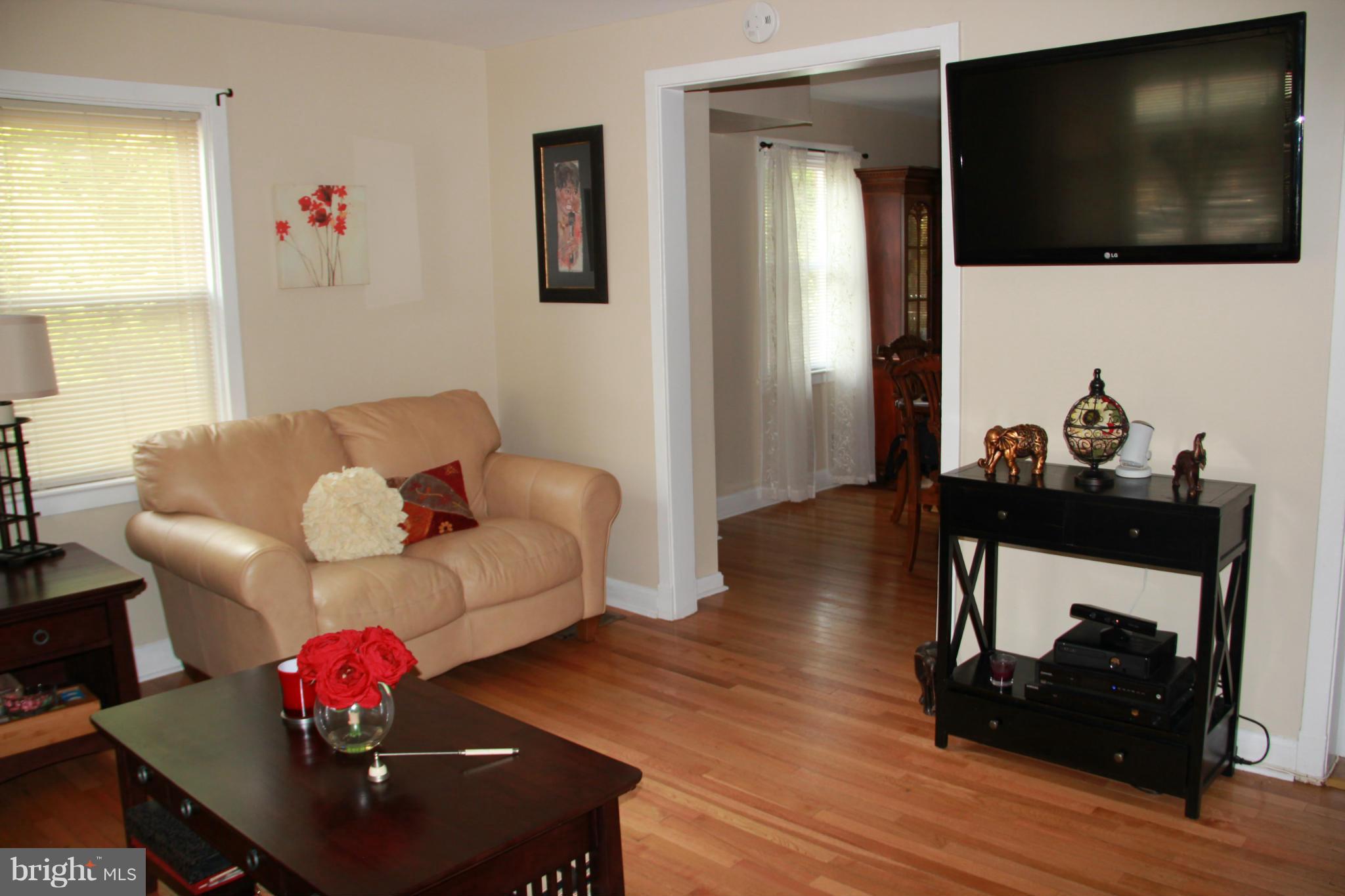 5137 Stafford Road Baltimore, MD 21229 - Photo 5 of 26 Living Room