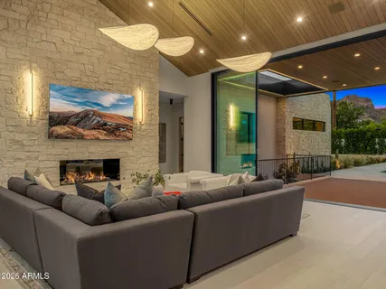 $10,520,025 | 4828 East Calle Del Medio, Phoenix, AZ 85018