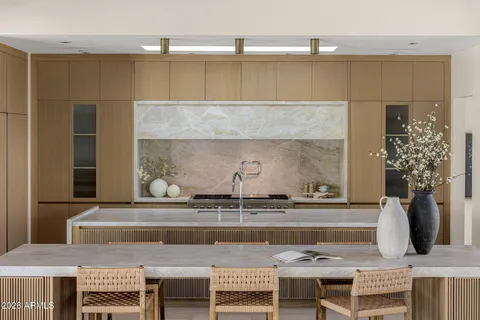 $10,520,025 | 4828 East Calle Del Medio, Phoenix, AZ 85018