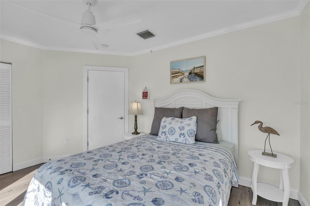 848 Evergreen Way Longboat Key, FL 34228 - Photo 27 of 66 a bedroom with a bed and a lamp
