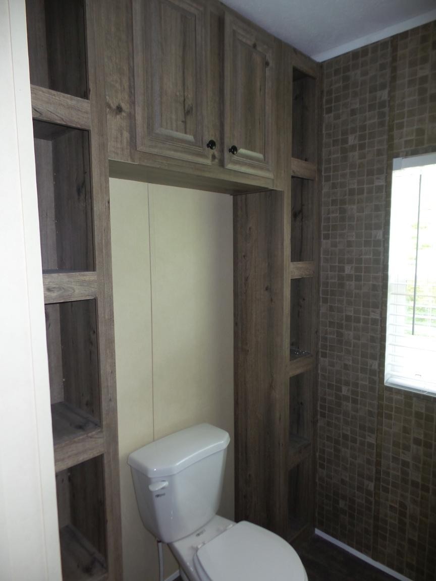 106 Webber Lane Clinton, TN 37716 - Photo 8 of 20 a bathroom with a toilet