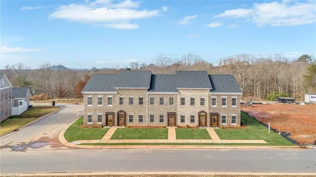 $375,000 | 2115 24th St Lane Southeast, Hickory, NC 28602