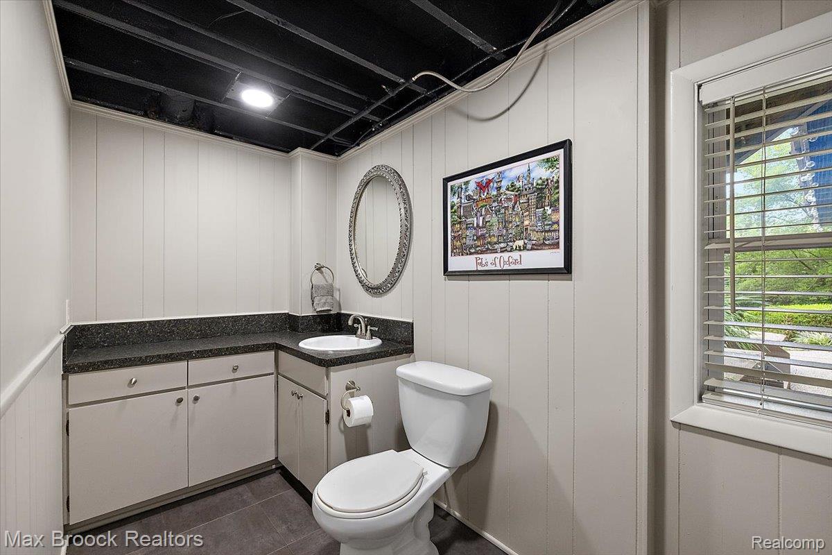 545 Whitehall Road Bloomfield Hills, MI 48304 - Photo 29 of 41 Lower Level Half Bath