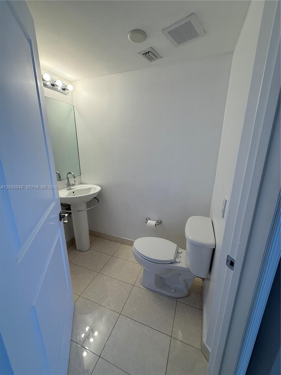 480 Northeast 30th Street, Unit 1504 Miami, FL 33137 - Photo 4 of 14 1/2 bath for guest