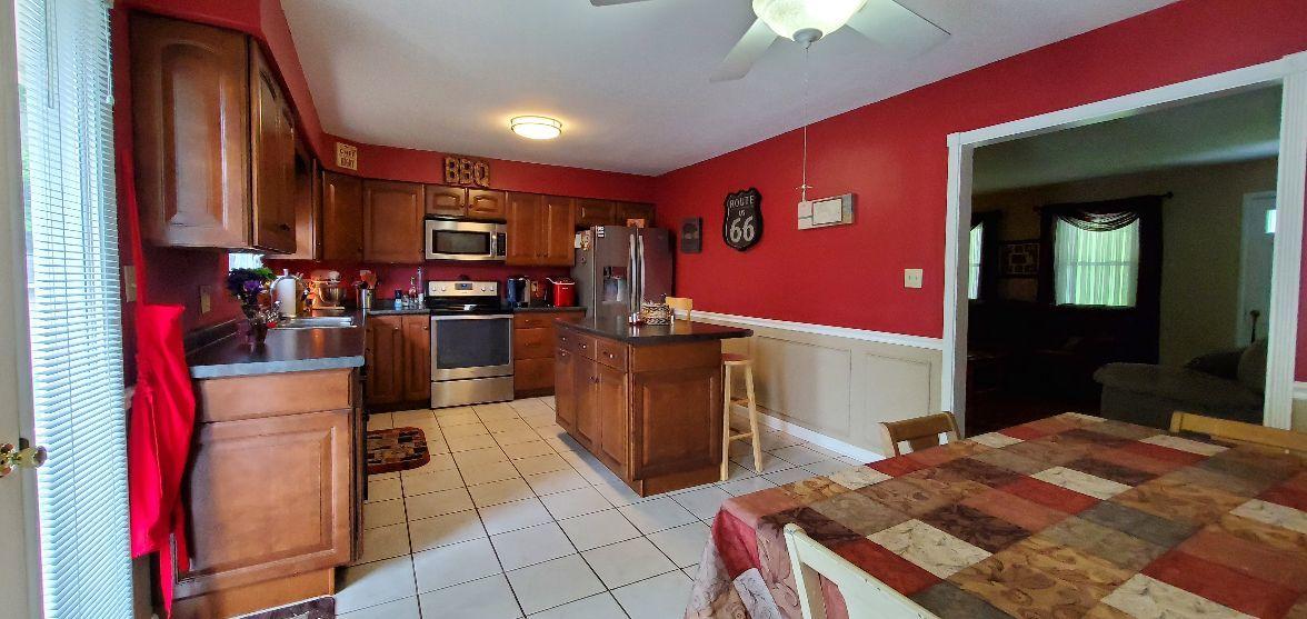 307 Ridgewood Drive Clinton, TN 37716 - Photo 6 of 30 Kitchen with island