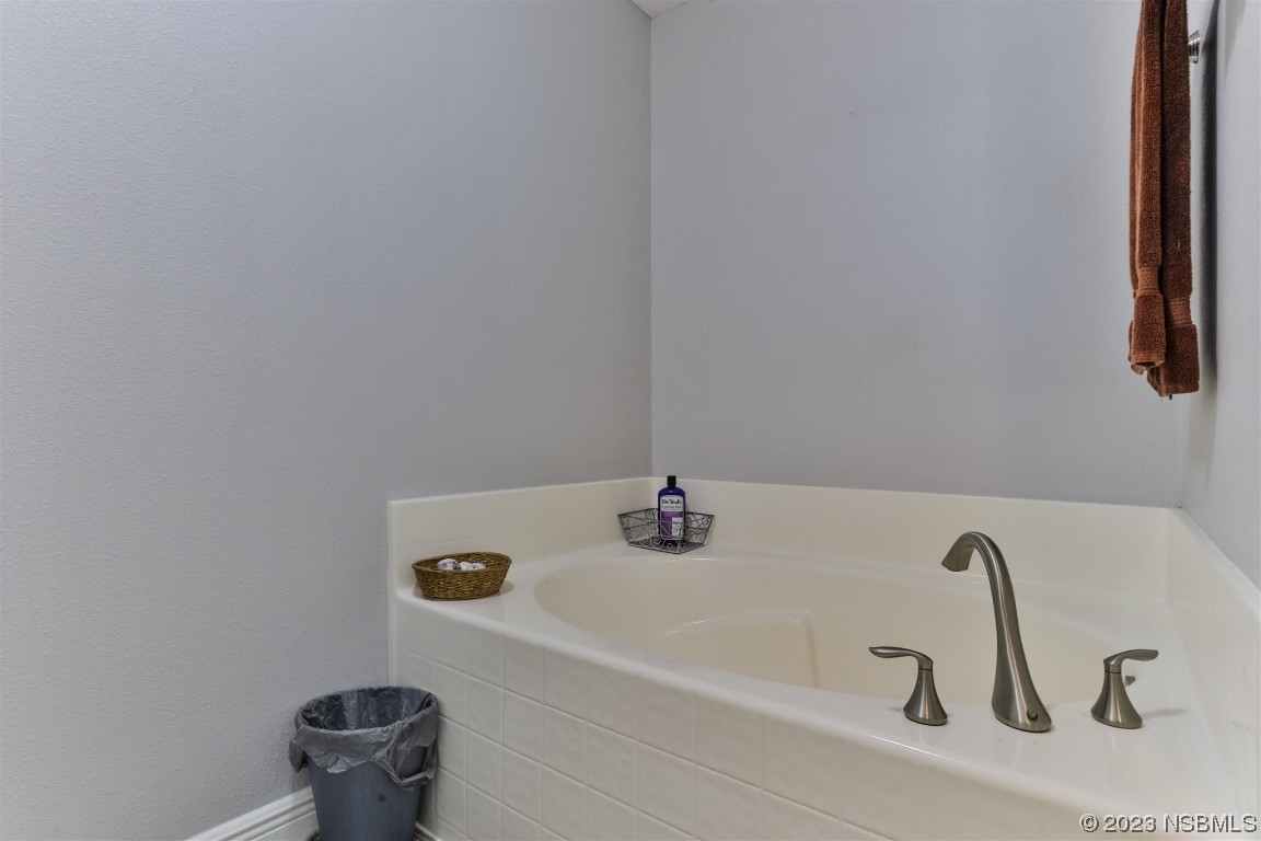 811 Star Reef Lane Edgewater, FL 32132 - Photo 23 of 35 a bathroom with a tub