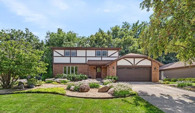 $395,000 | 1007 Windsor Drive, Shorewood, IL 60404