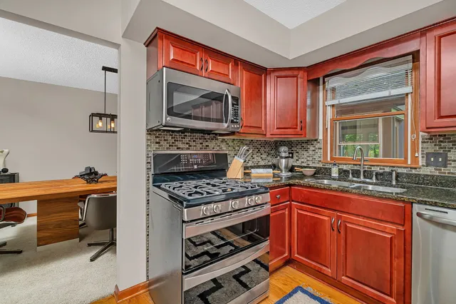 $395,000 | 1007 Windsor Drive, Shorewood, IL 60404