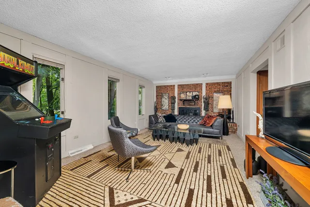 $395,000 | 1007 Windsor Drive, Shorewood, IL 60404