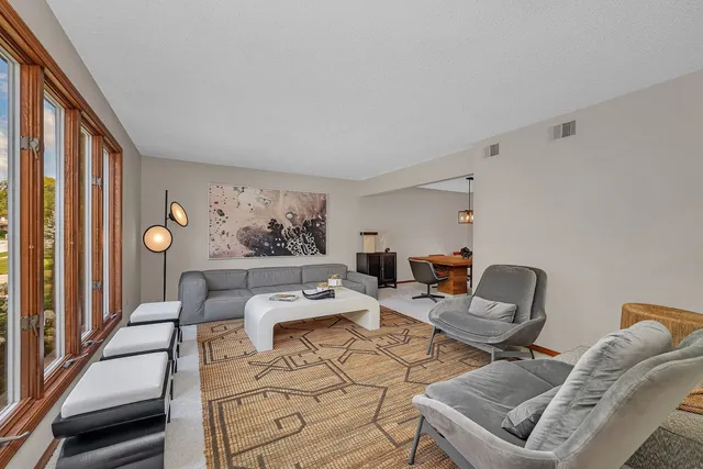 $395,000 | 1007 Windsor Drive, Shorewood, IL 60404