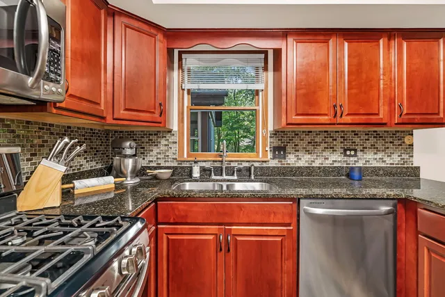 $395,000 | 1007 Windsor Drive, Shorewood, IL 60404