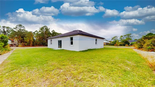 a view of a house with backyard and garden