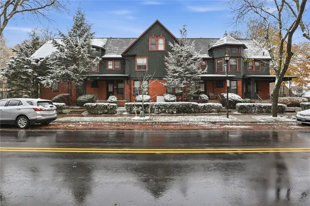 $1,800 | 98 Barrington Street, Unit 560, Rochester, NY 14607