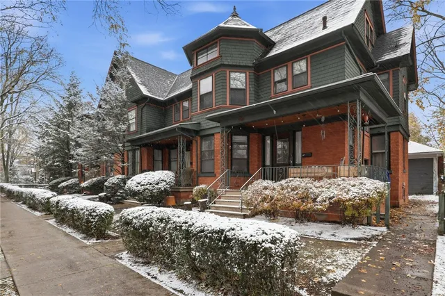 $1,800 | 98 Barrington Street, Unit 560, Rochester, NY 14607