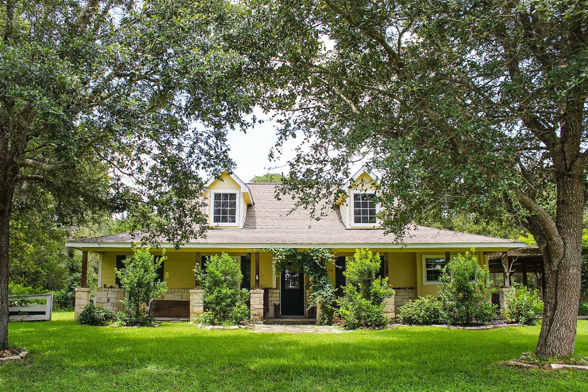 1076 West Branding Iron Road Weimar, TX 78962 - Photo 4 of 24 front view of house with a yard