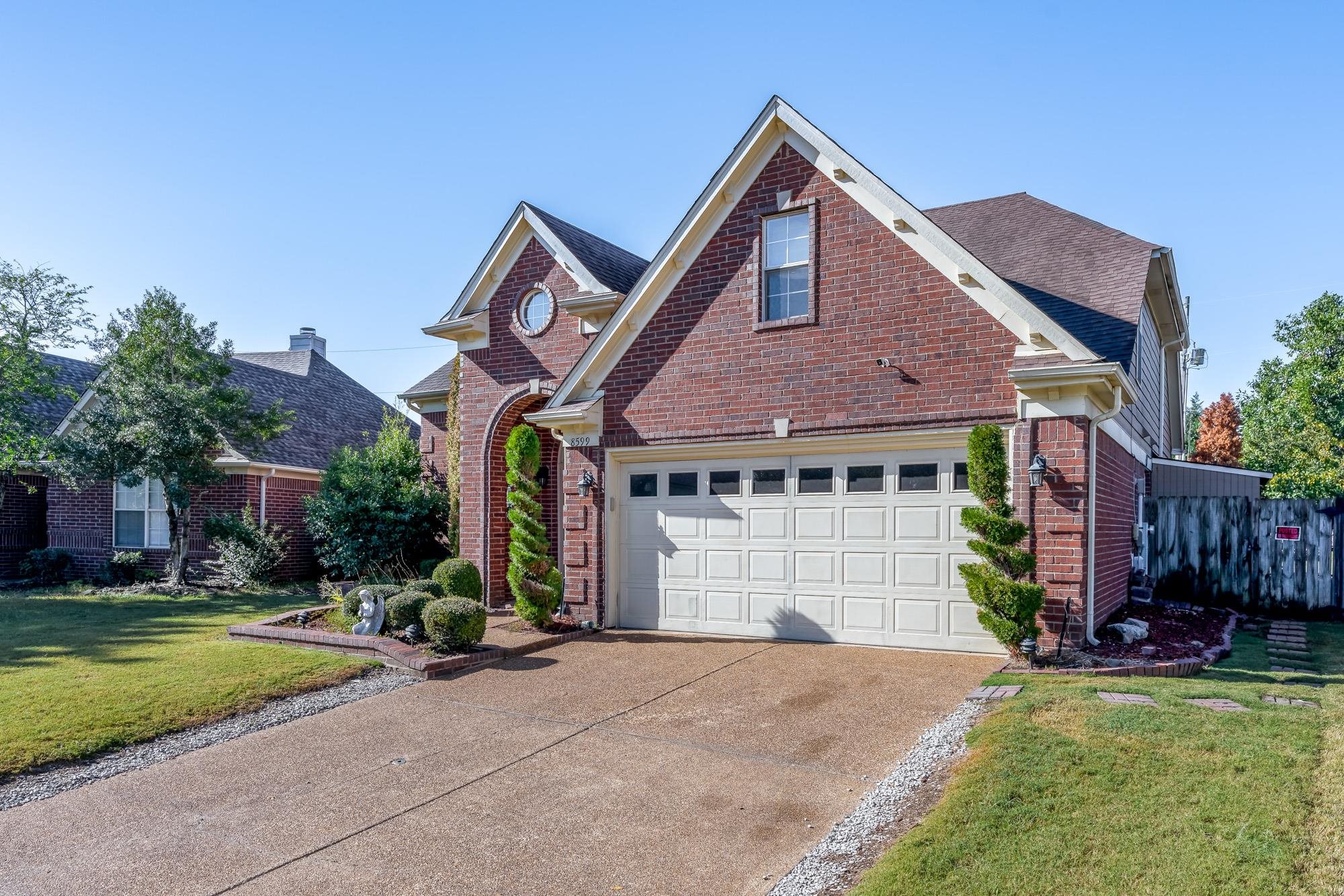 8599 Brer Fox Cove Memphis, TN 38018 - Photo 3 of 25 a front view of a house with garden