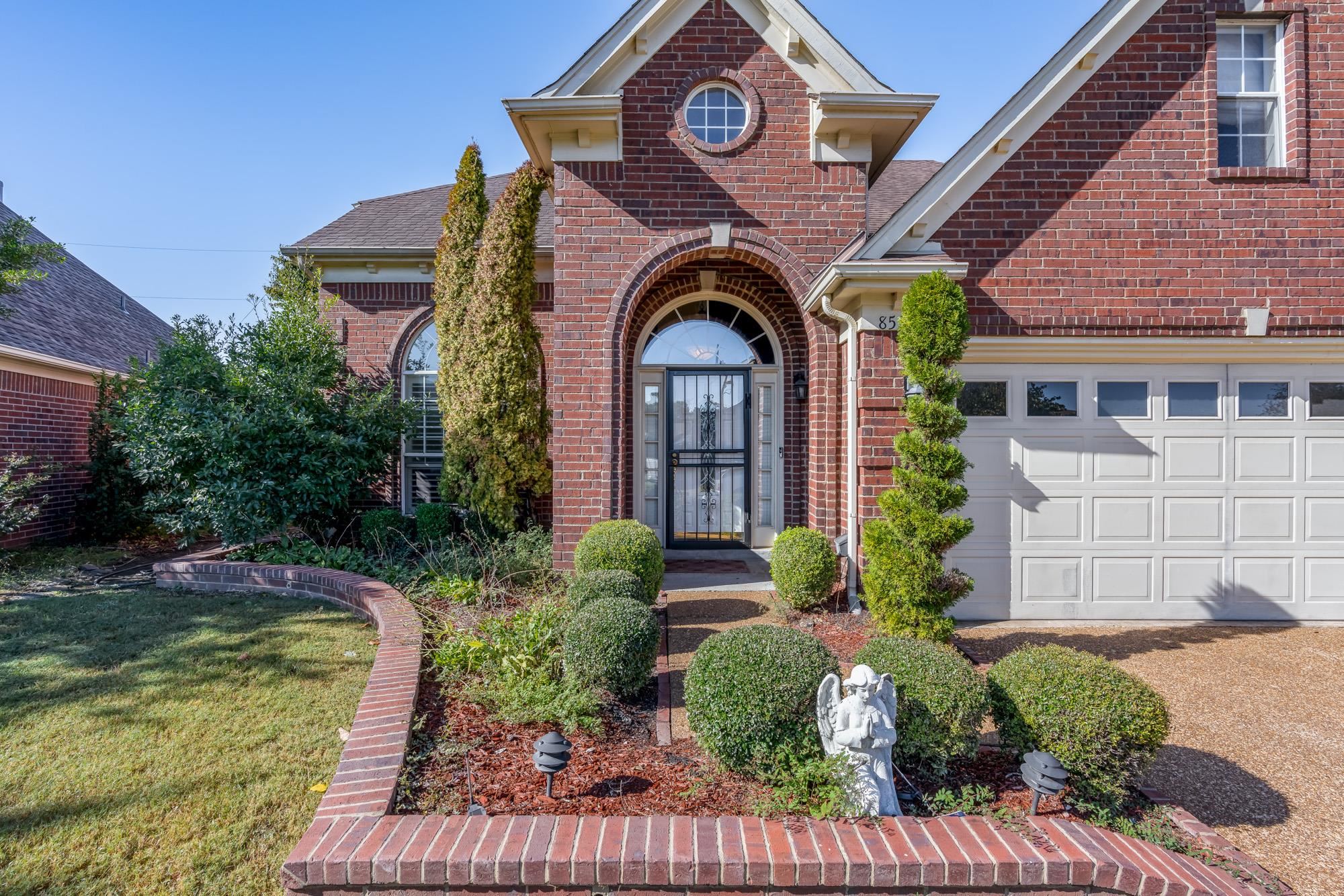 8599 Brer Fox Cove Memphis, TN 38018 - Photo 4 of 25 a front view of a house with garden