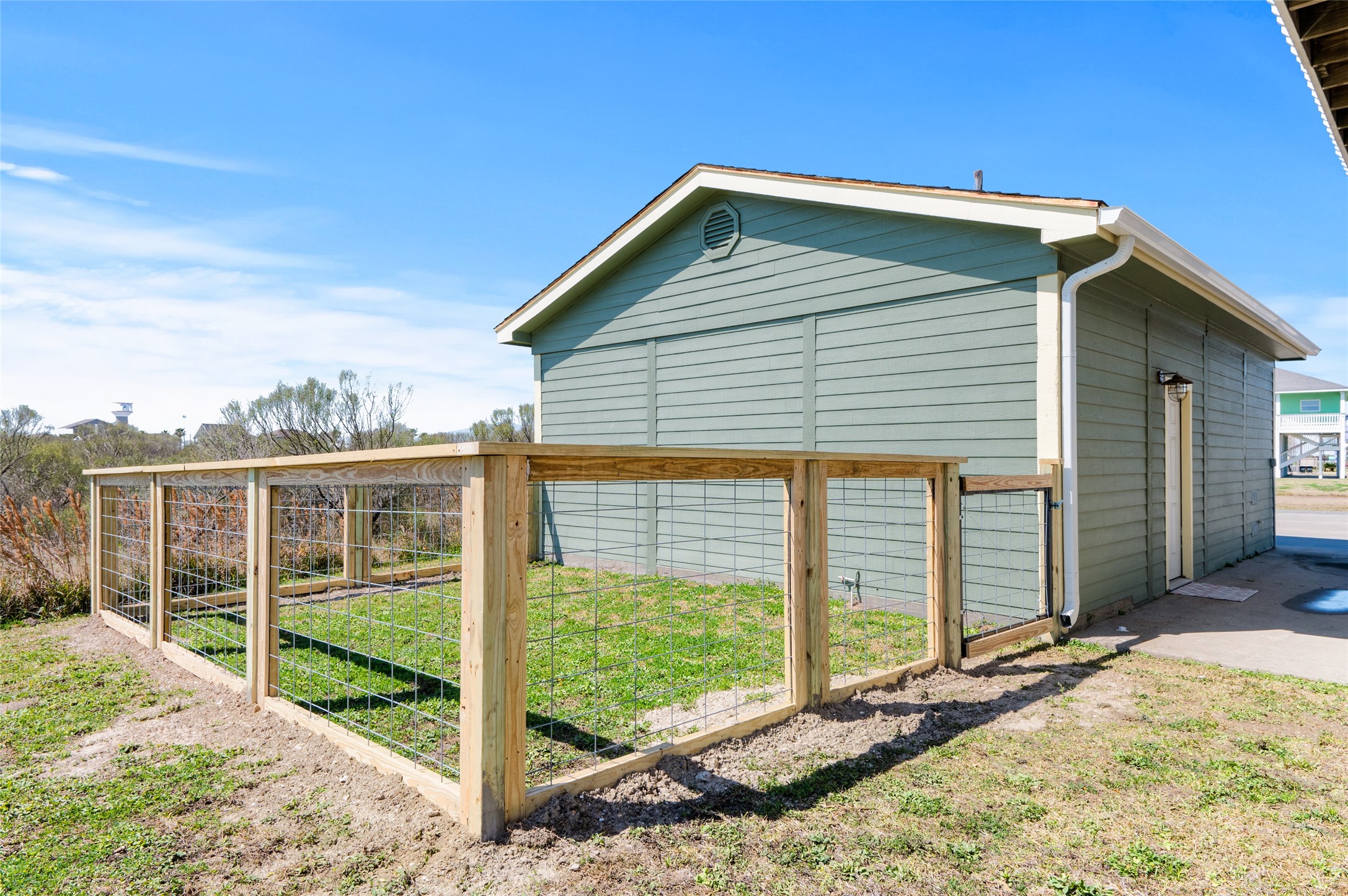 200 Mobile Crystal Beach, TX 77650 - Photo 49 of 49 a view of backyard with green space