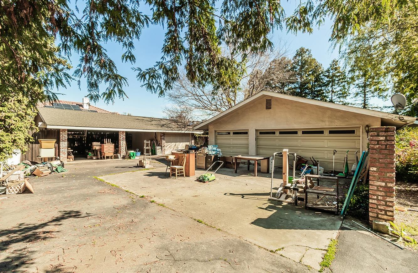 2501 Ashcroft Avenue Clovis, CA 93611 - Photo 22 of 24 a view of a patio with table and chairs under an umbrella