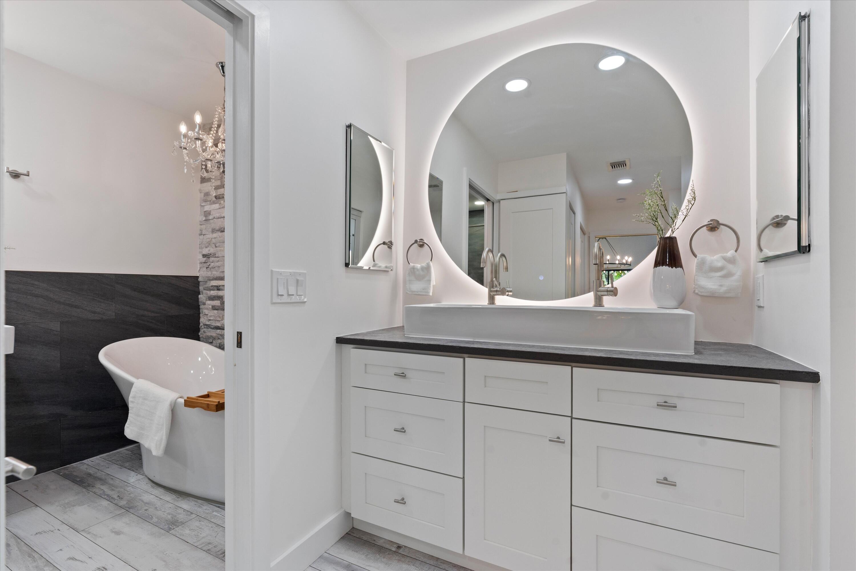 9207 Pecky Cypress Lane, Unit 9B Boca Raton, FL 33428 - Photo 21 of 29 Primary Bath