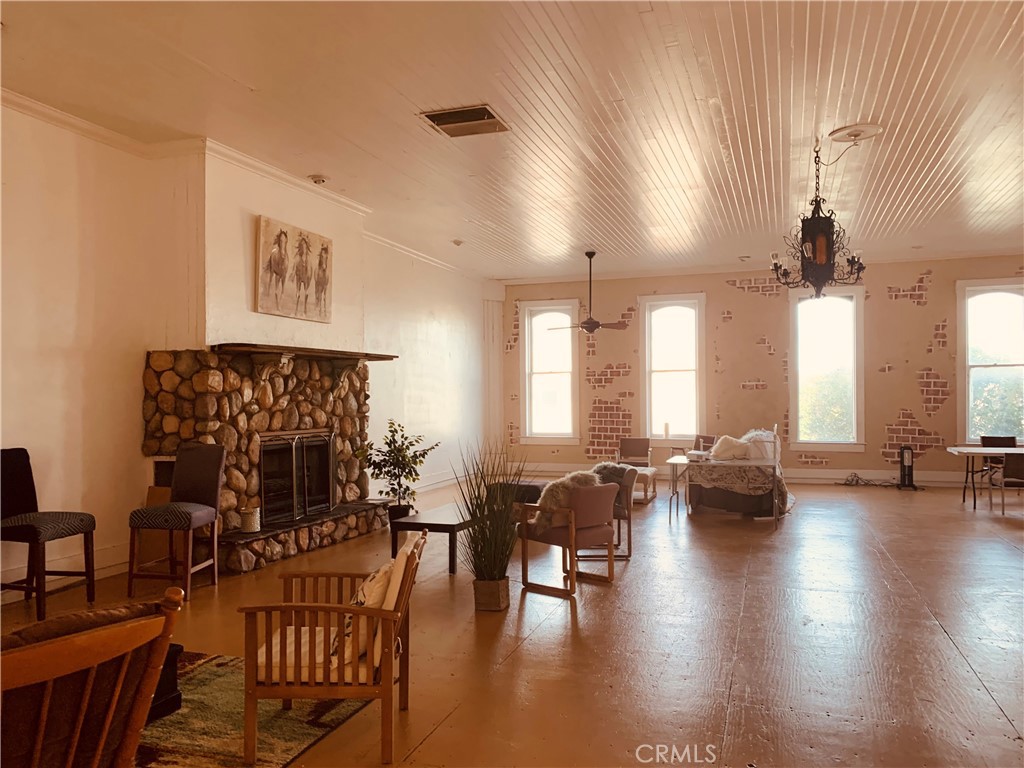 635 Main Street Red Bluff, CA 96080 - Photo 31 of 72 living room
