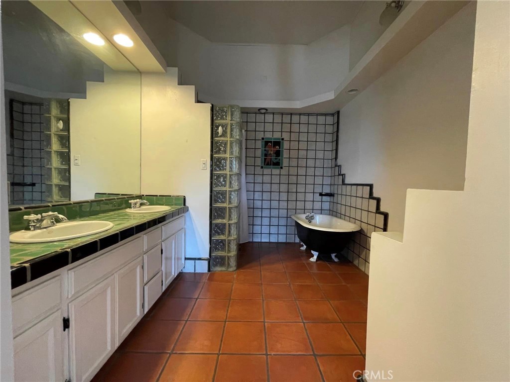 635 Main Street Red Bluff, CA 96080 - Photo 55 of 72 Master Bath