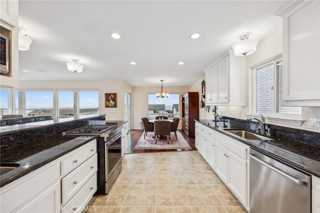 280 Kern Avenue Morro Bay, CA 93442 - Photo 23 of 54 a kitchen with lots of counter top space
