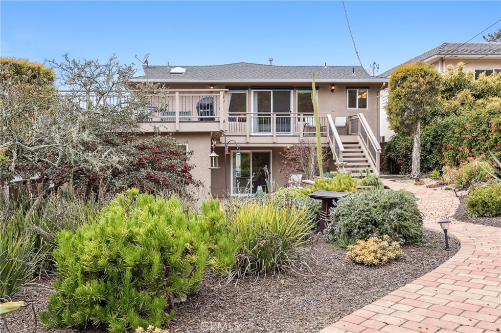 280 Kern Avenue Morro Bay, CA 93442 - Photo 44 of 54 a front view of a house with a yard