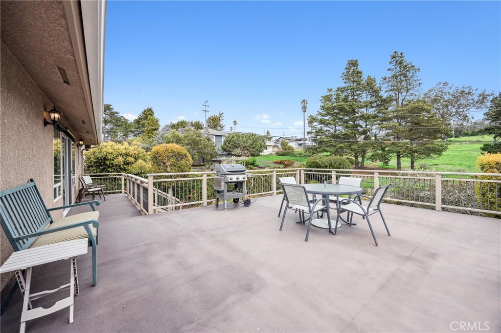 280 Kern Avenue Morro Bay, CA 93442 - Photo 46 of 54 a view of a chairs and table in the roof deck