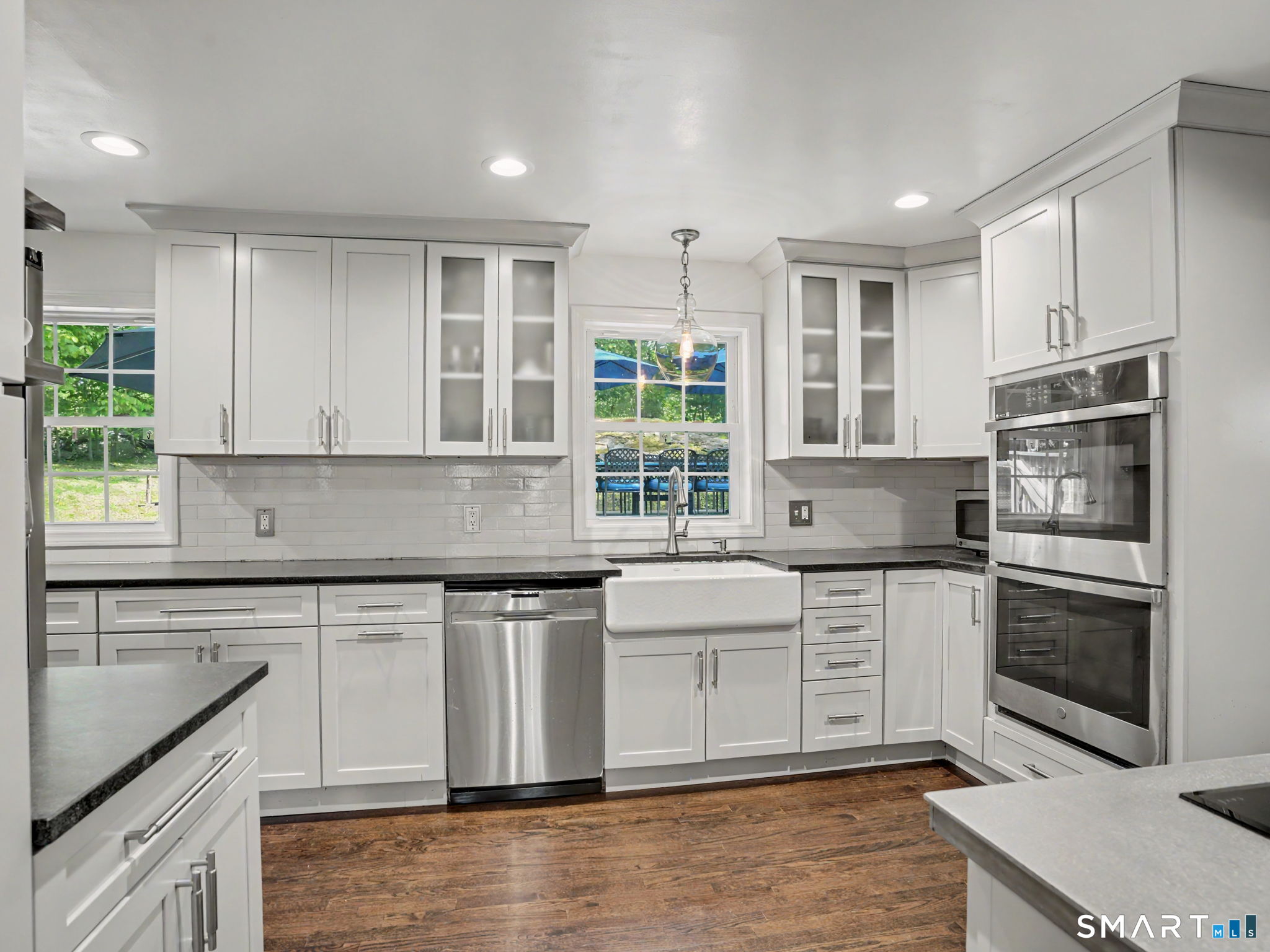 524 Nonopoge Road Fairfield, CT 06825 - Photo 2 of 34