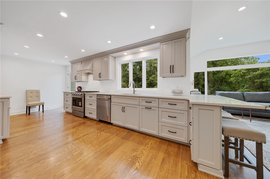 157 Crescent Hill Road Perinton, NY 14534 - Photo 25 of 47 DREAM COOK'S KITCHEN WITH AMISH CABINETRY, QUARTZ