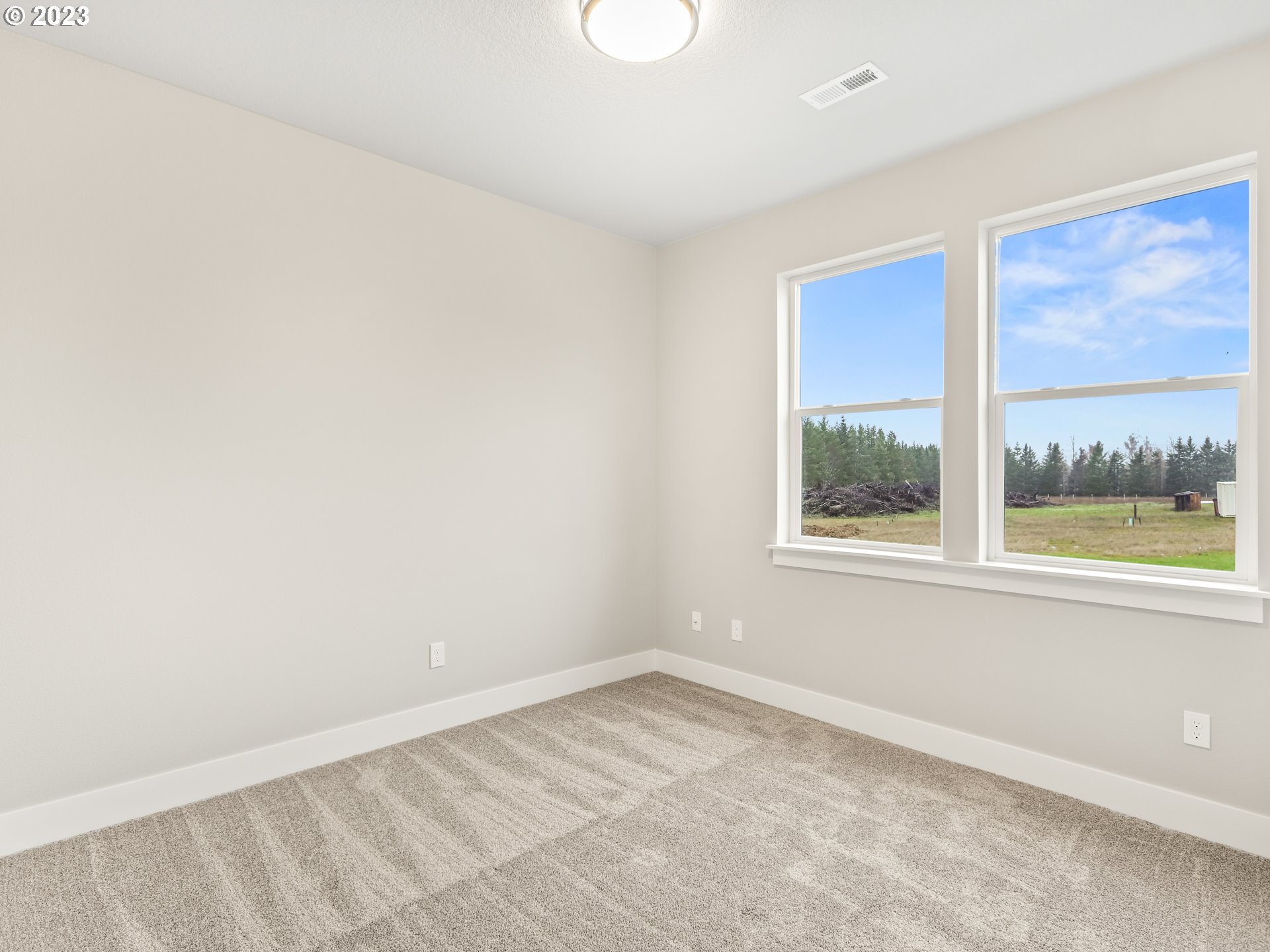 652 Northeast Pinebreak Drive Estacada, OR 97023 - Photo 21 of 40 an empty room with a window