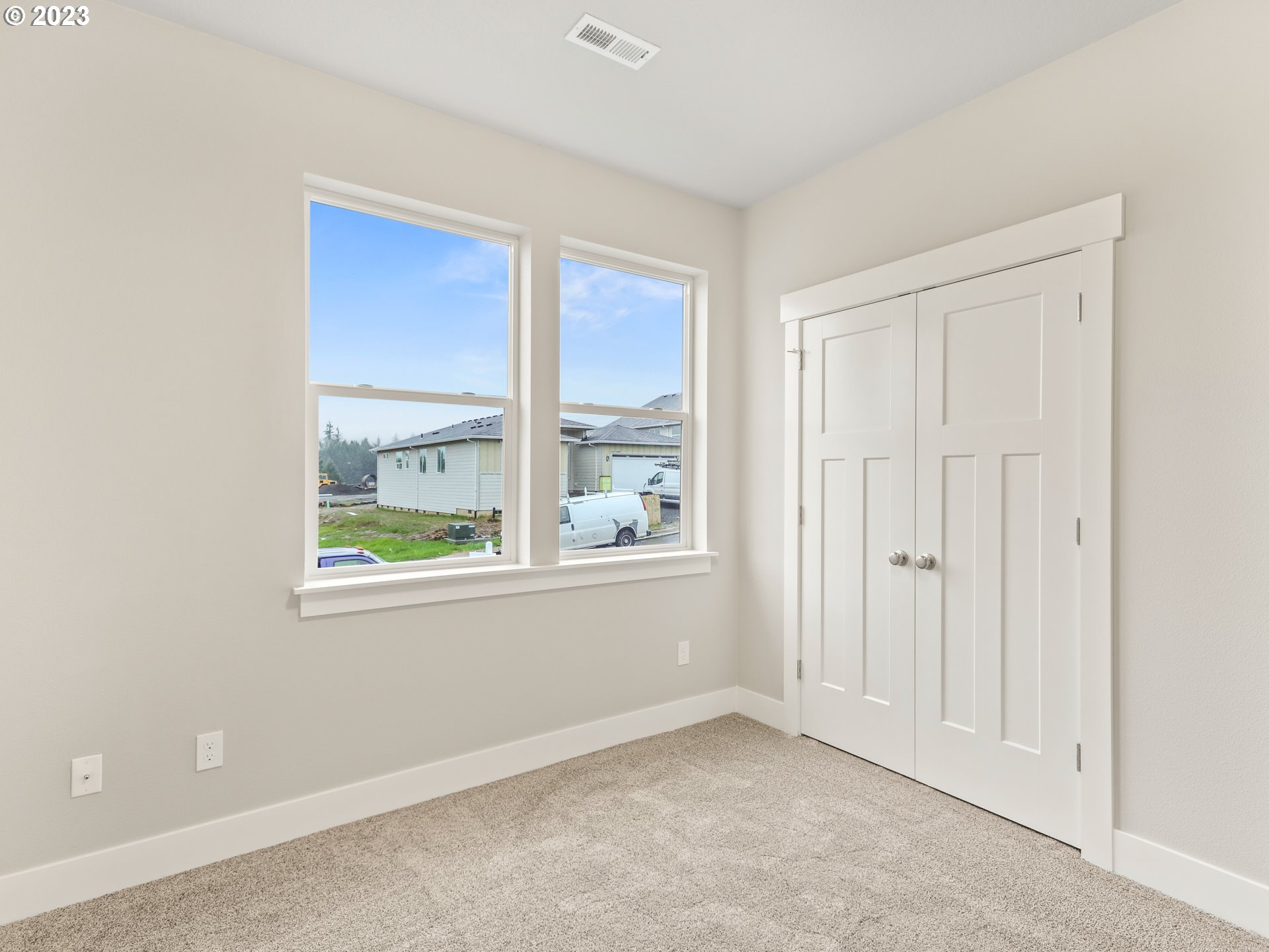 652 Northeast Pinebreak Drive Estacada, OR 97023 - Photo 22 of 40 an empty room with windows