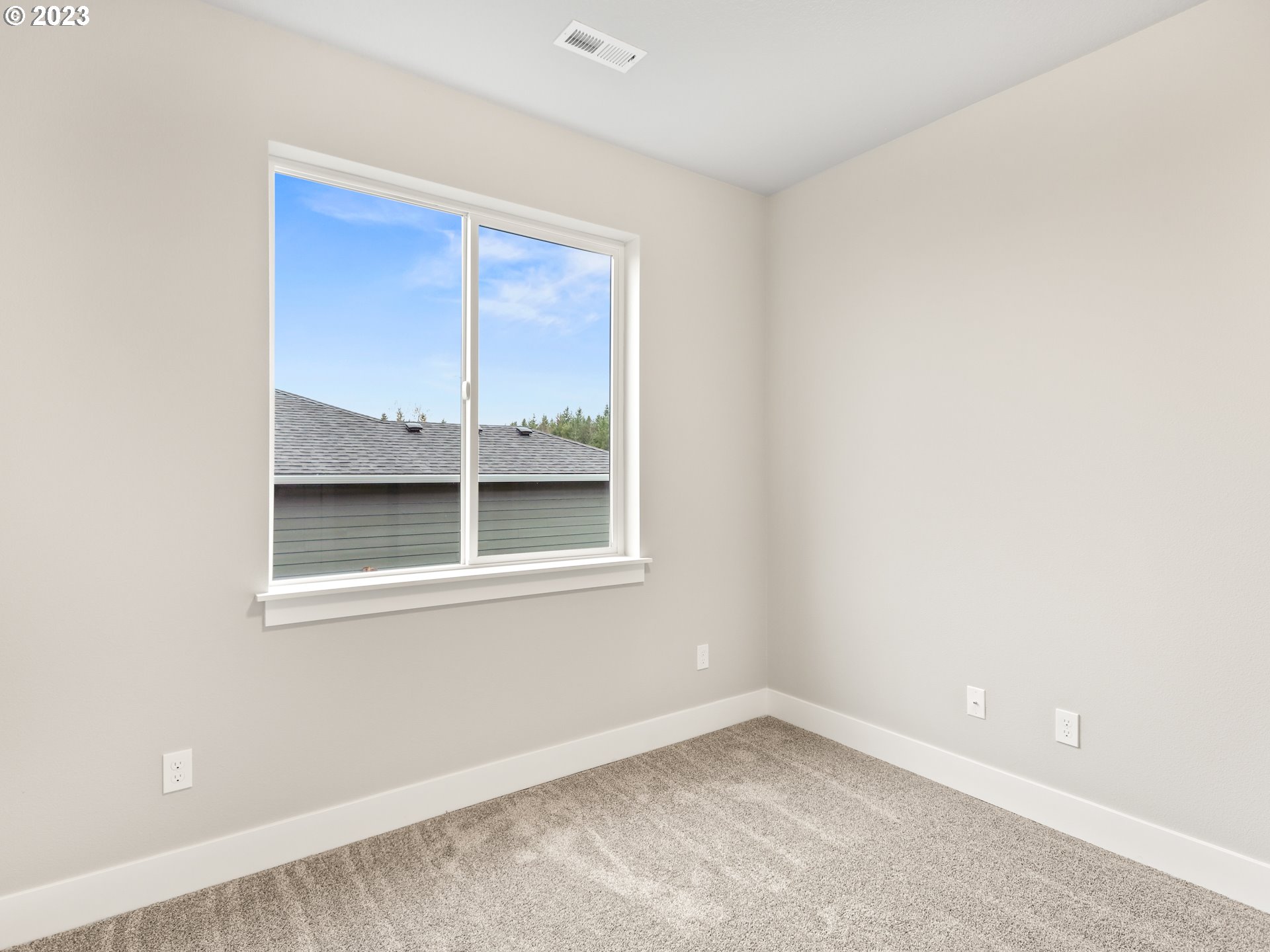 652 Northeast Pinebreak Drive Estacada, OR 97023 - Photo 8 of 40 an empty room with a window