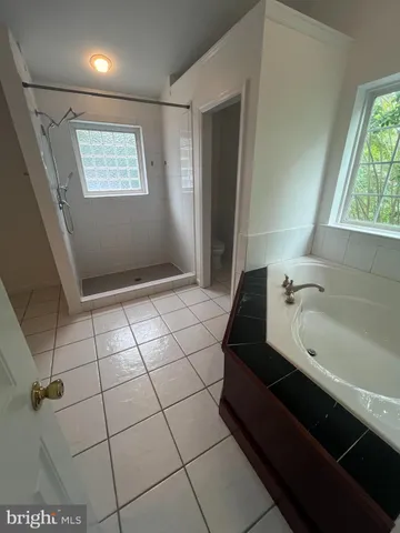 a bath room with a bathtub