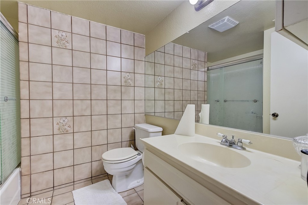 655 Alexander Street, Unit 3 Glendale, CA 91203 - Photo 22 of 26 a bathroom with a toilet a sink and mirror