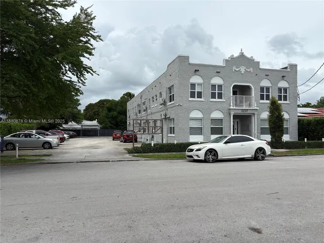 $1,700 | 3237 Southwest 4th Street, Unit 8, Miami, FL 33135