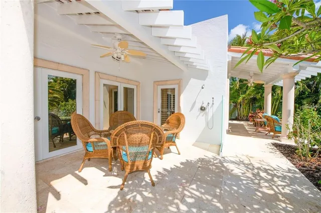 a view of a house with backyard