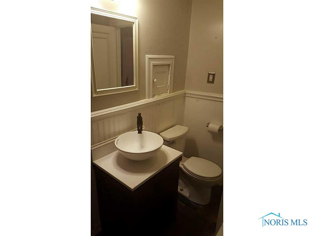 3333 Darlington Road Toledo, OH 43606 - Photo 3 of 14 Full Bath.