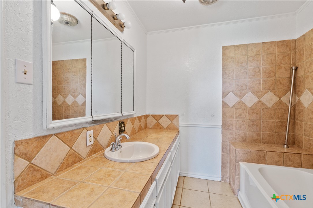 5203 Denmans Loop Belton, TX 76513 - Photo 19 of 26 Upstairs Full Bathroom