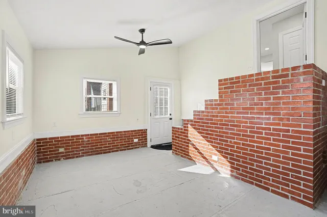a view of livingroom with furniture