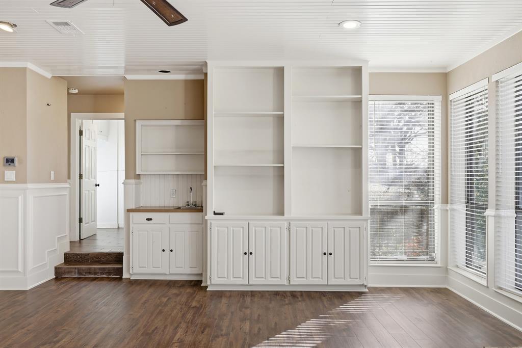 809 Cardinal Circle Bedford, TX 76022 - Photo 18 of 40 Builtins and wet bar in living room.