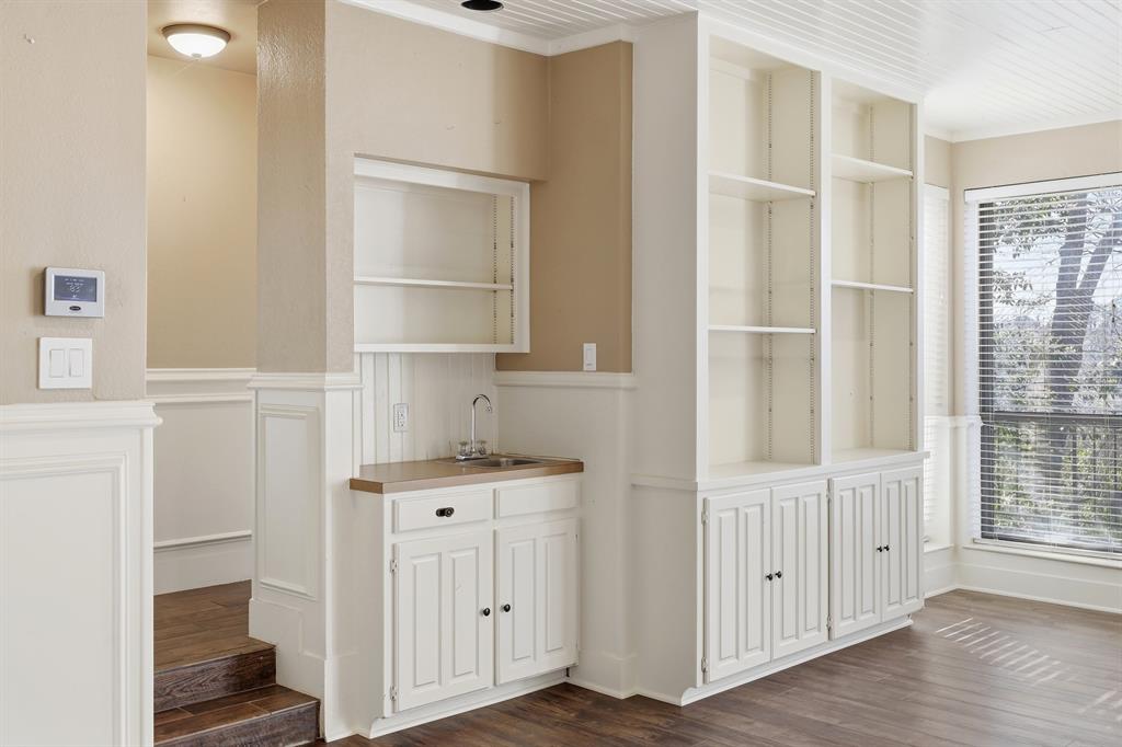 809 Cardinal Circle Bedford, TX 76022 - Photo 32 of 40 Wet bar and built-ins in living room.