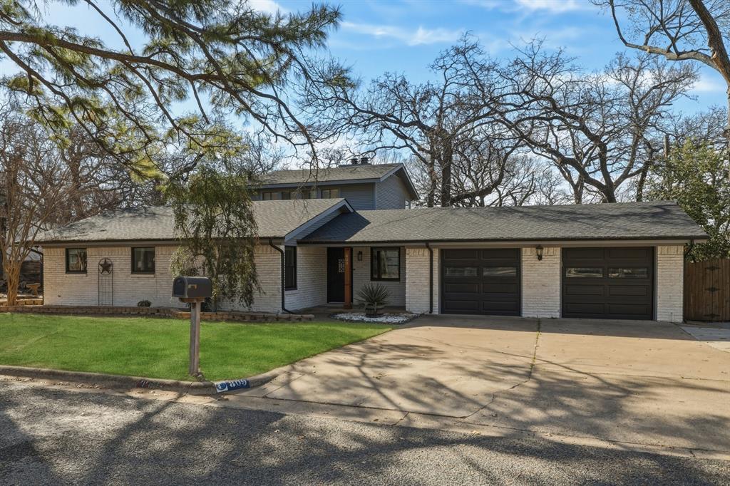 809 Cardinal Circle Bedford, TX 76022 - Photo 33 of 40 Mid century modern look in this welcoming home.